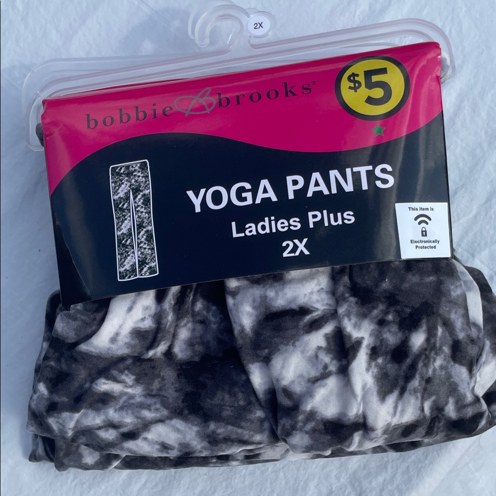 Bobbie Brooks Black and White Yoga Pants